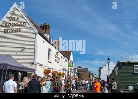 Alte Leigh Regatta 2025. Besucher vor dem Crooked Billet Pub in der Old Town High Street Stockfoto