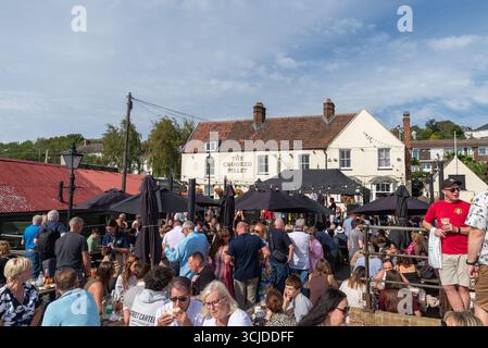 Alte Leigh Regatta 2025. Besucher genießen die alten Pubs wie The Crooked Billet und Speisen und Getränke im Freien Stockfoto