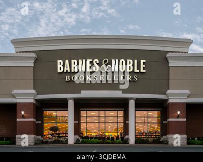 New Hartford, NY - 14. August 2025: Close-up View Barnes and Noble ist der größte Buchhändler in den USA mit mehr als 600 Einzelhandelsgeschäften, einem Online-Shop und anderen Geschäften Stockfoto