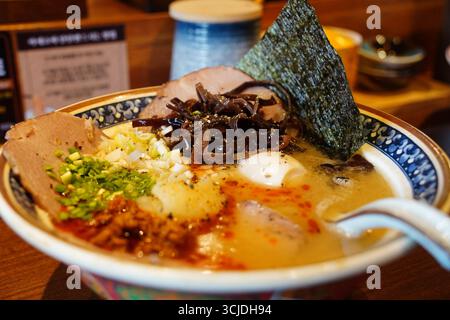 Köstlicher japanischer Ramen mit verschiedenen Belägen in einer Keramikschale Stockfoto