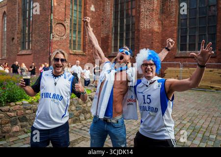 RIGA, Lettland. September 2025. Finnische Basketballfans in der Rigaer Altstadt vor dem Basketballspiel der FIBA EUROBASKET 2025 gegen Serbien. Quelle: Gints Ivuskans/Alamy Live News Stockfoto