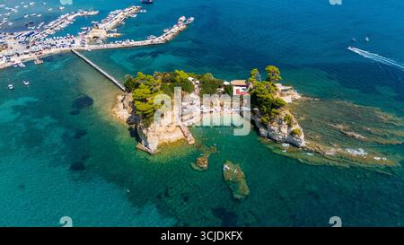 Cameo Island Zakynthos Griechenland aus der Nähe der felsigen Insel mit grünen Kiefern, Holzbrücke und türkisfarbenem Ionischen Meer Stockfoto