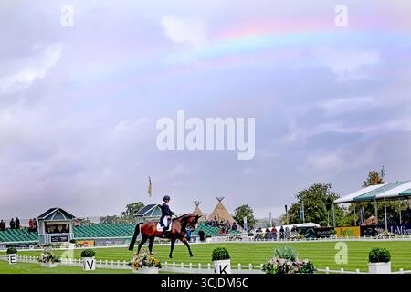 Stamford, Großbritannien. September 2025. Harry Meade on et Hop du Matz tritt am 4. September 2025 bei den Defender Burghley Horse Trials in Stamford, Lincolnshire, unter einem Regenbogen an. Quelle: Paul Marriott/Alamy Live News Stockfoto
