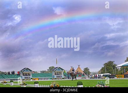 Stamford, Großbritannien. September 2025. Harry Meade on et Hop du Matz tritt am 4. September 2025 bei den Defender Burghley Horse Trials in Stamford, Lincolnshire, unter einem Regenbogen an. Quelle: Paul Marriott/Alamy Live News Stockfoto