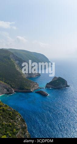 Agios Andreas Höhleninsel Küstenlinie aus der Luft mit dramatischen Klippen türkisfarbenen Buchten üppig grünen Hügeln und endlosem tiefblauem Meer, das den Himmel trifft Stockfoto