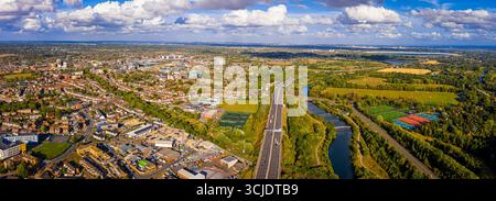 Weitwinkel-Drohnenbild von Slough, England, zeigt Stadtentwicklung, Bahngleise, Geschäftsviertel und Parks – ideal für Immobilien, Investitionen, tr Stockfoto