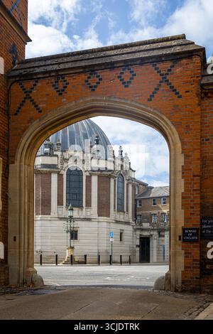 Straßenfoto der klassischen Backsteinarchitektur und Kuppelstruktur des Eton College in Berkshire, Großbritannien – ideal für Themen rund um Bildung, Kulturerbe und vieles mehr Stockfoto