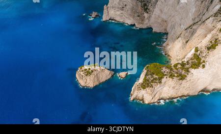 White Beach Zakynthos Griechenland atemberaubende Küstenlandschaft mit schieren weißen Klippen, dem blauen Ionischen Meer und der abgeschiedenen felsigen Bucht aus der Vogelperspektive Stockfoto