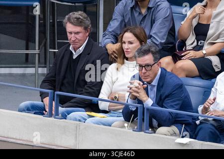 Flushing Meadow, Usa. September 2025. Der pensionierte NHL-Hockeyspieler Wayne Gretzky und Steven Colbert sehen Aryna Sabalenka aus Weißrussland Amanda Anisimova im ersten Satz der Women's Finals der US Open Tennis Championships im Arthur Ashe Stadium im Billie Jean King National Tennis Center in New York City am Samstag, den 6. September 2025. Foto: Corey Sipkin/UPI Credit: UPI/Alamy Live News Stockfoto
