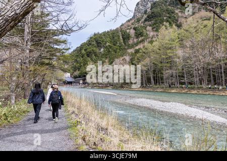 Wanderer wandern in Kamikochi zur Kappa Bashi Brücke im Frühling. Kamikochi liegt im chubu Sangaku-Nationalpark in Japan. Stockfoto