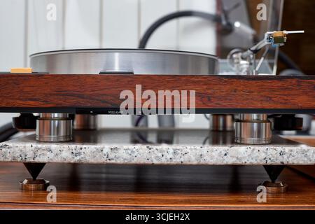Nahaufnahme eines luxuriösen Schallplattenspielers mit Details zum Tonarm, zur Kartusche und zur Geschwindigkeitssteuerung. Ein Konzept für Audiophile, Musikliebhaber und h Stockfoto