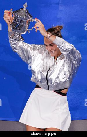 Queens, Usa. September 2025. Queens, New York City. 6. September 2025: Aryna Sabalenka mit der Meisterschaftsprophäe nach der Niederlage gegen Amanda Anisimova (USA) im Frauenfinale bei den US Open 2025. Quelle: Corleve/Alamy Live News Stockfoto