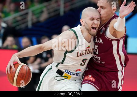 Riga, Lettland. September 2025. Arturs Zagars (R) von Lettland streitet mit Arnas Velicka von Litauen während des Achtelfinale der FIBA EuroBasket 2025 zwischen Lettland und Litauen am 6. September 2025 in Riga, Lettland. Quelle: Edijs Palens/Xinhua/Alamy Live News Stockfoto