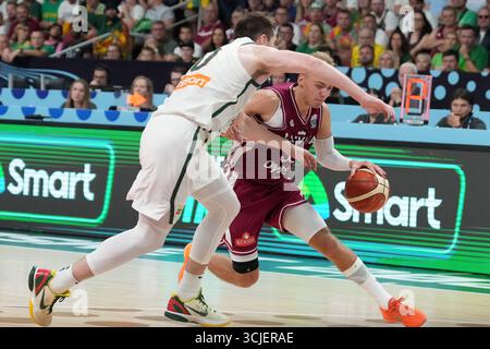 Riga, Lettland. September 2025. Arturs Zagars (R) aus Lettland streitet am 6. September 2025 mit Azuolas Tubelis aus Litauen im Achtelfinale der FIBA EuroBasket 2025 zwischen Lettland und Litauen in Riga, Lettland. Quelle: Edijs Palens/Xinhua/Alamy Live News Stockfoto