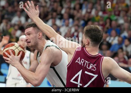 Riga, Lettland. September 2025. Arturs Kurucs (R) von Lettland streitet am 6. September 2025 mit Marek Blazevic von Litauen im Achtelfinale der FIBA EuroBasket 2025 in Riga, Lettland. Quelle: Edijs Palens/Xinhua/Alamy Live News Stockfoto