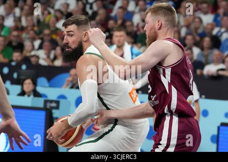 Riga, Lettland. September 2025. Davis Bertans (R) aus Lettland streitet am 6. September 2025 mit Jonas Valanciunas aus Litauen im Achtelfinale der FIBA EuroBasket 2025 zwischen Lettland und Litauen in Riga, Lettland. Quelle: Edijs Palens/Xinhua/Alamy Live News Stockfoto