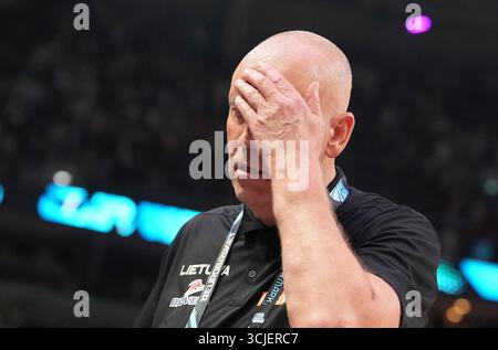 Riga, Lettland. September 2025. Der litauische Cheftrainer Rimas Kurtinaitis reagierte am 6. September 2025 beim Achtelfinale der FIBA EuroBasket 2025 zwischen Lettland und Litauen in Riga. Quelle: Edijs Palens/Xinhua/Alamy Live News Stockfoto