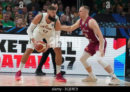 Riga, Lettland. September 2025. Klavs Cavars (R) von Lettland streitet mit Jonas Valanciunas von Litauen während des Achtelfinale der FIBA EuroBasket 2025 in Riga, Lettland, am 6. September 2025. Quelle: Edijs Palens/Xinhua/Alamy Live News Stockfoto