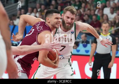 Riga, Lettland. September 2025. Rihards Lomazs (L) von Lettland wetteifern am 6. September 2025 mit Gytis Radzevicius von Litauen beim Achtelfinale der FIBA EuroBasket 2025 zwischen Lettland und Litauen in Riga (Lettland). Quelle: Edijs Palens/Xinhua/Alamy Live News Stockfoto