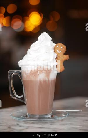 Heißer Kakao mit Schlagsahne und Lebkuchen Stockfoto