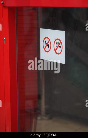 Rauchen und Hunde sind an diesem Standort nicht erlaubt Stockfoto