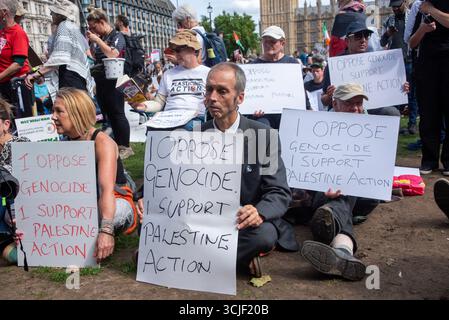 London, Großbritannien. September 2025. Demonstranten halten Plakate auf dem Parlamentsplatz. Demonstranten versammelten sich auf dem Parlamentsplatz. Ziel der Demonstranten war es, ihre Unterstützung für die Palästinenseraktion zu zeigen und von der britischen Regierung zu fordern, die Organisation von der Terrorliste zu streichen. (Foto: Krisztian Elek/SOPA Images/SIPA USA) Credit: SIPA USA/Alamy Live News Stockfoto