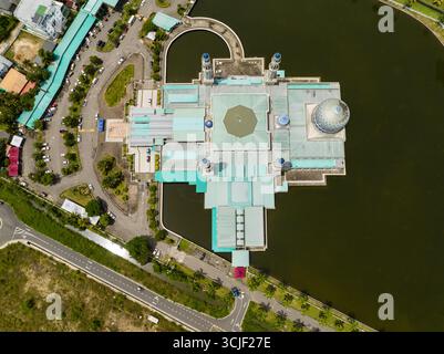 Blick von oben auf die wunderschöne Stadtmoschee Bandaraya in der Stadt Kota Kinabalu. Sabah, Borneo. Malaysia. Stockfoto