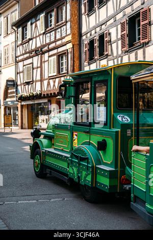 Touristenzug durch farbenfrohe historische Straßen mit Fachwerkhäusern in der Altstadt von Colmar, Elsass, Frankreich, 20. August Stockfoto