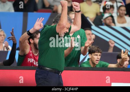 Riga, Lettland. September 2025. Cheftrainer Mario Gomes aus Portugal feiert beim Achtelfinale der FIBA EuroBasket 2025 in Riga, Lettland, am 6. September 2025. Quelle: Edijs Palens/Xinhua/Alamy Live News Stockfoto