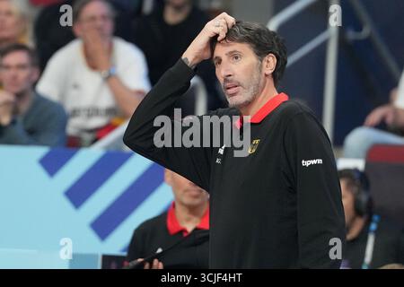 Riga, Lettland. September 2025. Cheftrainer Alex Mumbru aus Deutschland reagierte beim Achtelfinale der FIBA EuroBasket 2025 in Riga, Lettland, am 6. September 2025. Quelle: Edijs Palens/Xinhua/Alamy Live News Stockfoto