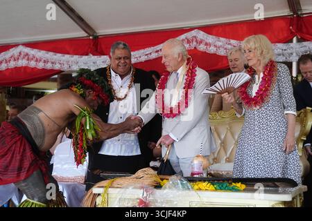 AM 8. SEPTEMBER 0001 WURDE das Foto vom 26. SEPTEMBER 10/24 von König Karl III. Bei einer Person, die ihm während einer Abschiedszeremonie im Dorf Siumu am letzten Tag des königlichen Besuchs in Australien und Samoa ein Geschenk überreichte, mit einem Geschenk belegt. Das dritte Jahr des Königs als Monarch war sein bisher geschäftigster und am weitesten gereist, obwohl er weiterhin gegen Krebs behandelt wurde, so die Analyse. Karl übte in den letzten 12 Monaten an 174 Tagen offizielle Engagements aus, verglichen mit 133 im Vorjahr und 161 im ersten Jahr seiner Regierungszeit. Bilddatum: Montag, 8. September 2025. Stockfoto
