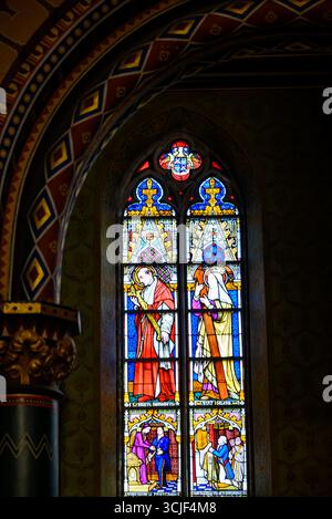 Buntglasfenster in der Basilika des Heiligen Blutes, die ein Relikt des Blutes Christi beherbergt, das von Joseph von Arimathäa gesammelt und aus dem Heiligen Lan gebracht wurde Stockfoto
