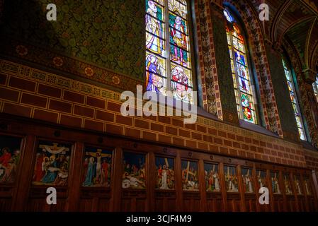 Das Innere der Basilika des Heiligen Blutes, in der sich ein Relikt des Heiligen Blutes Christi befindet, das von Joseph von Arimathäa gesammelt und von dem Heiligen Land mitgebracht wurde Stockfoto