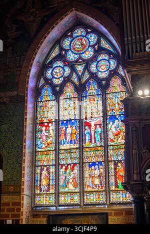 Buntglasfenster in der Basilika des Heiligen Blutes, die ein Relikt des Blutes Christi beherbergt, das von Joseph von Arimathäa gesammelt und aus dem Heiligen Lan gebracht wurde Stockfoto