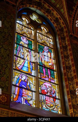 Buntglasfenster in der Basilika des Heiligen Blutes, die ein Relikt des Blutes Christi beherbergt, das von Joseph von Arimathäa gesammelt und aus dem Heiligen Lan gebracht wurde Stockfoto