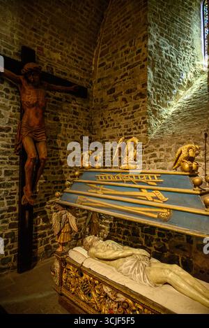 Das Innere der Basilika des Heiligen Blutes, in der sich ein Relikt des Heiligen Blutes Christi befindet, das von Joseph von Arimathäa gesammelt und von dem Heiligen Land mitgebracht wurde Stockfoto