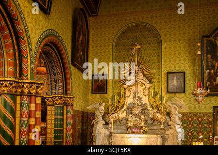 Das Innere der Basilika des Heiligen Blutes, in der sich ein Relikt des Heiligen Blutes Christi befindet, das von Joseph von Arimathäa gesammelt und von dem Heiligen Land mitgebracht wurde Stockfoto