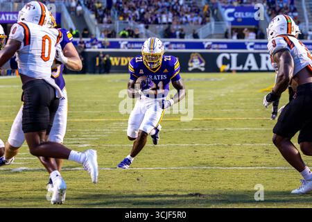 Greenville, North Carolina, USA. September 2025. East Carolina Pirates laufen zurück MARLON GUNN JR. (21) läuft in der zweiten Hälfte des nicht-Konferenzfußballspiels zwischen der Campbell University Fighting Camels der Coastal Athletic Association (CAA) und den East Carolina Pirates der American Athletic Conference (AAC) am 6. September 2025 im Dowdy-Ficklen Stadium in Greenville, NC, auf die Torlinie zu. ECU hat Campbell 56 besiegt. (Kreditbild: © Israel Anta via ZUMA Press Wire) NUR REDAKTIONELLE VERWENDUNG! Nicht für kommerzielle ZWECKE! Quelle: ZUMA Press, Inc./Alamy Live News Stockfoto