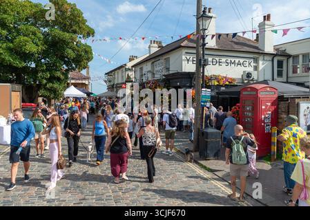Die Old Leigh High Street war während der Old Leigh Regatta mit Menschen beschäftigt, Leigh on Sea, Essex, Großbritannien. YE Olde hat einen historischen Pub Stockfoto