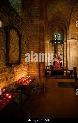 Das Innere der Basilika des Heiligen Blutes, in der sich ein Relikt des Heiligen Blutes Christi befindet, das von Joseph von Arimathäa gesammelt und von dem Heiligen Land mitgebracht wurde Stockfoto