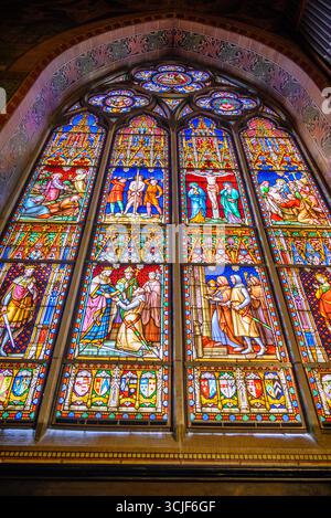 Buntglasfenster in der Basilika des Heiligen Blutes, die ein Relikt des Blutes Christi beherbergt, das von Joseph von Arimathäa gesammelt und aus dem Heiligen Lan gebracht wurde Stockfoto