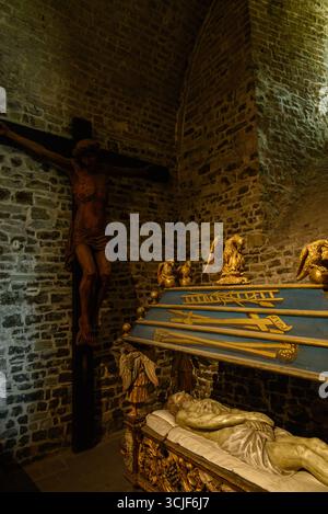 Das Innere der Basilika des Heiligen Blutes, in der sich ein Relikt des Heiligen Blutes Christi befindet, das von Joseph von Arimathäa gesammelt und von dem Heiligen Land mitgebracht wurde Stockfoto