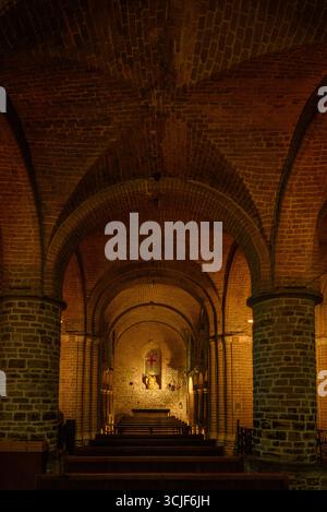 Das Innere der Basilika des Heiligen Blutes, in der sich ein Relikt des Heiligen Blutes Christi befindet, das von Joseph von Arimathäa gesammelt und von dem Heiligen Land mitgebracht wurde Stockfoto