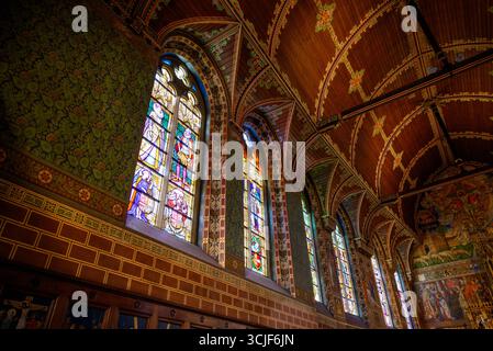 Das Innere der Basilika des Heiligen Blutes, in der sich ein Relikt des Heiligen Blutes Christi befindet, das von Joseph von Arimathäa gesammelt und von dem Heiligen Land mitgebracht wurde Stockfoto