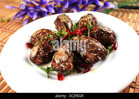 Sichuan Spicy Rabbit Heads with Chili and Sesam – chinesische Küche Stockfoto