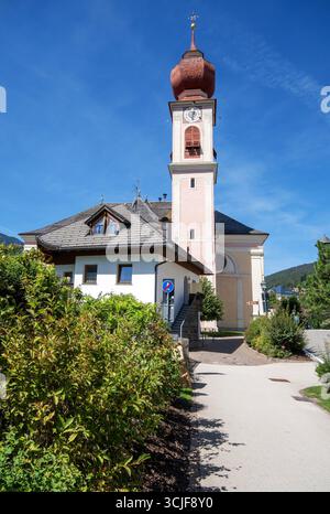 Glockenturm der St. Ulrich Kirche (1796 eingeweiht) in St. Ulrich, Gröden, Trentino Südtirol, Italien Stockfoto