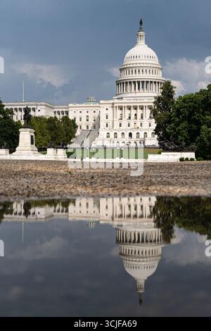 Washington, Usa. September 2025. Das US-Kapitol spiegelt sich in einer Pfütze in Washington wider. Quelle: SOPA Images Limited/Alamy Live News Stockfoto