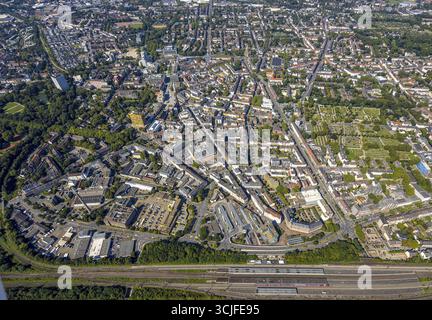 Blick aus der Vogelperspektive, Blick ins Stadtzentrum mit Hauptbahnhof, Wohnviertel und Überblick Altstadt mit Ringstraße und Altstadtfriedhof, links evangelisches Stockfoto