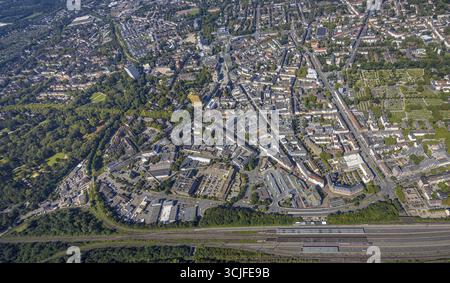 Blick aus der Vogelperspektive, Blick ins Stadtzentrum mit Hauptbahnhof, Wohnviertel und Überblick Altstadt mit Ringstraße und Altstadtfriedhof, links Protest Stockfoto