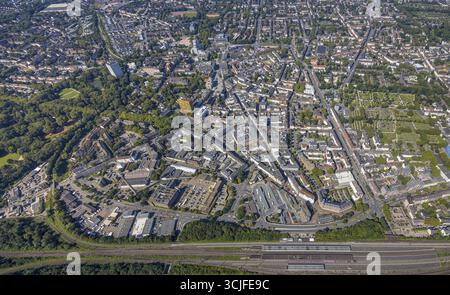 Blick aus der Vogelperspektive, Blick ins Stadtzentrum mit Hauptbahnhof, Wohnviertel und Überblick Altstadt mit Ringstraße und Altstadtfriedhof, links Protest Stockfoto